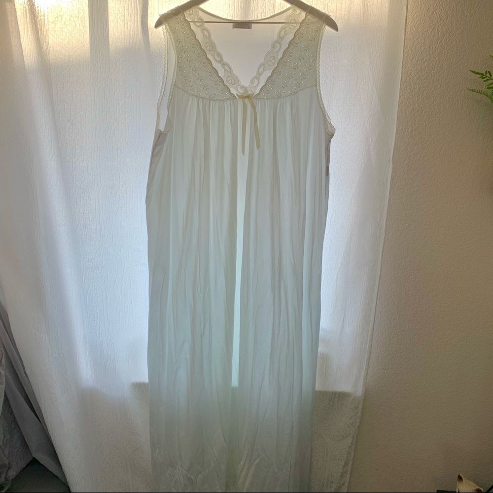 Vintage 90s Vanity Faire Lace Trim Night Dress